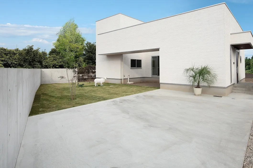 リビングの大きな窓で開放感を生み出し、自然光を取り入れること...