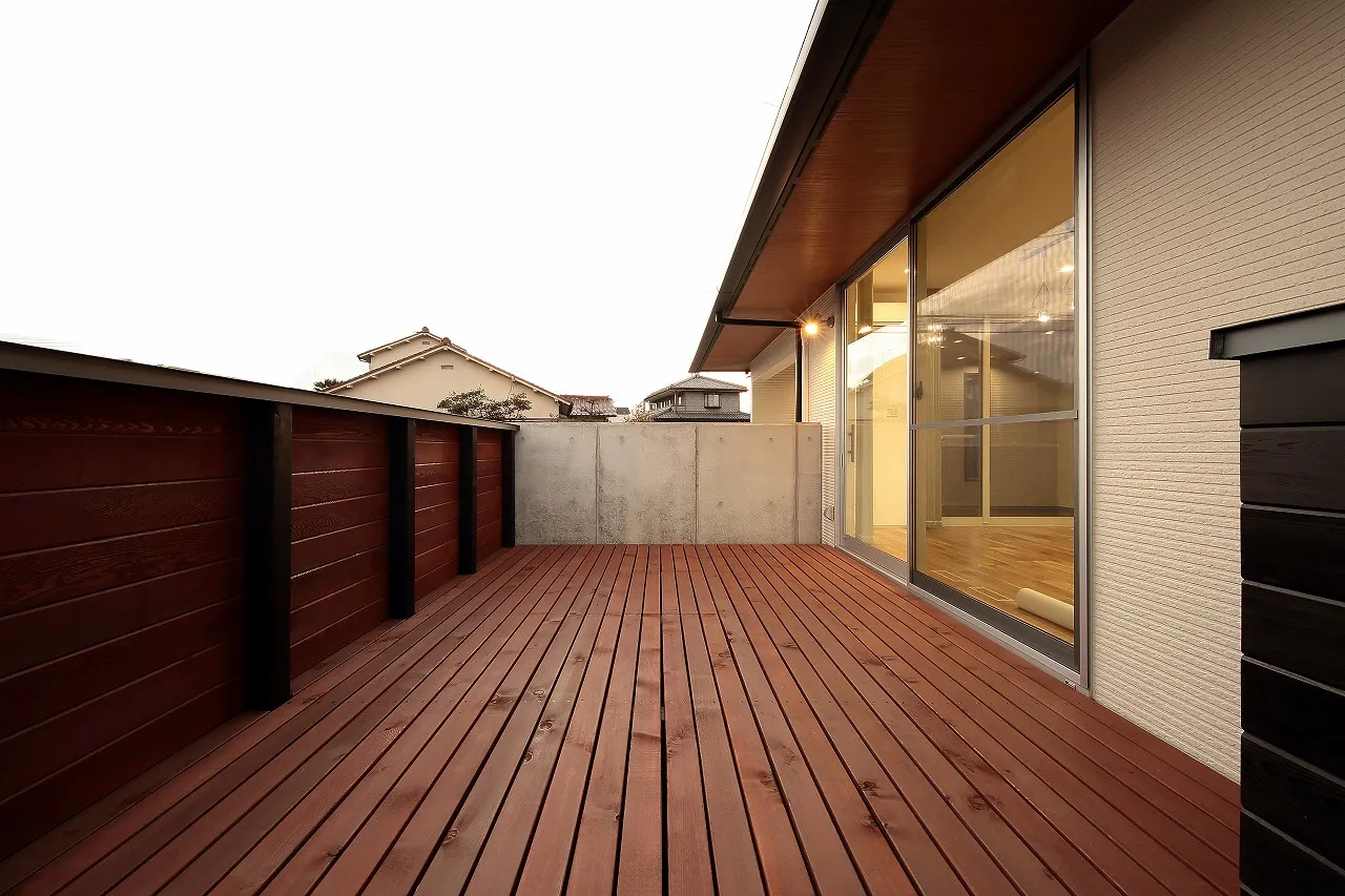 リビングの大きな窓で開放感を生み出し、自然光を取り入れること...