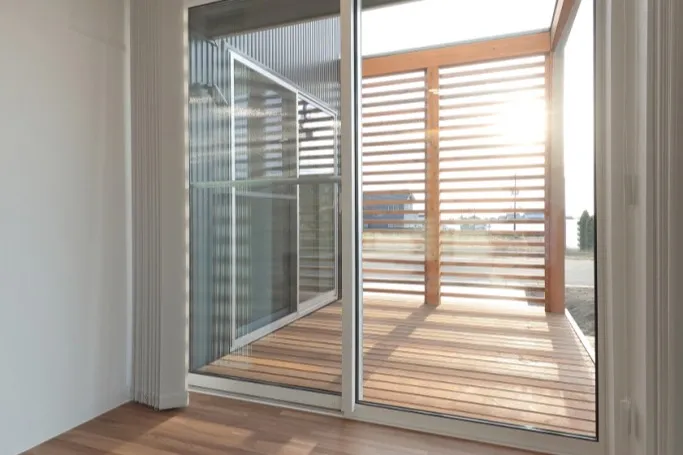 リビングの大きな窓で開放感を生み出し、自然光を取り入れること...