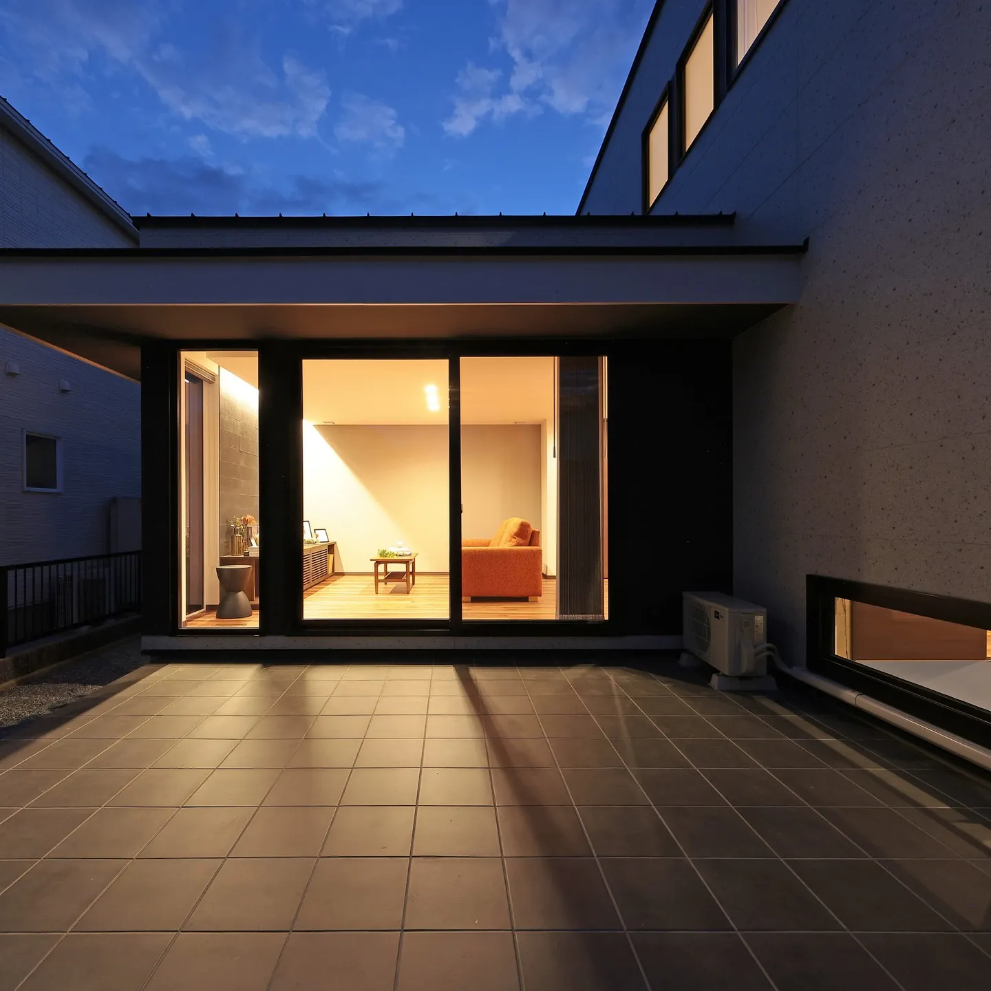 秋が深まり、夜が長く感じられるこの季節、あなたの住まいに新し...