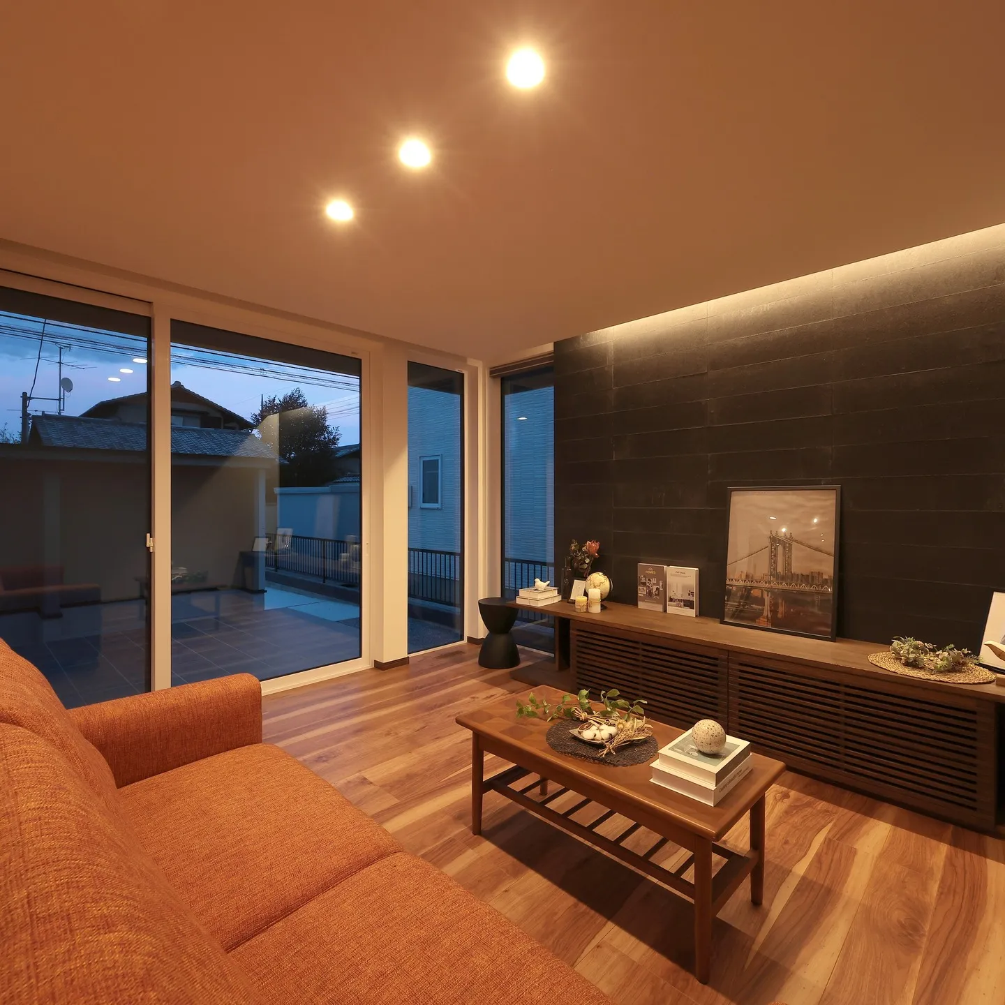 秋が深まり、夜が長く感じられるこの季節、あなたの住まいに新し...